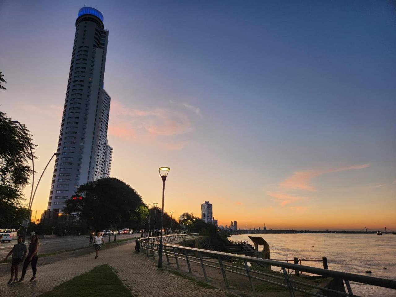 Con Vista Al Rio Parana, A Cuadras Del Monumento A La Bandera! Rosario! Apartamento *
